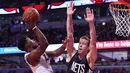 Aksi pemain Chicago Bulls, Jimmy Butler (kiri) melakukan tembakan saat dihadang pemain  Brooklyn Nets, Justin Hamilton #41 pada lanjutan NBA basketball game, (28/12/2016) di United Center.  Bulls menang 101-99. (Reuters/Mike DiNovo-USA TODAY Sports)