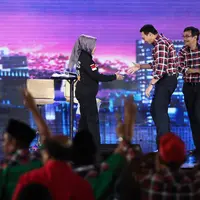 Usai Debat Cagub DKI Jakarta putaran ketiga para paslon Pilkada DKi saling bersalaman dan berpelukan, Jakarta, Jumat (10/2). Debat ke-3 ini mengangkat tema masalah kependudukan dan peningkatan kualitas hidup masyarakat.(Liputan6.com/Faizal Fanani)