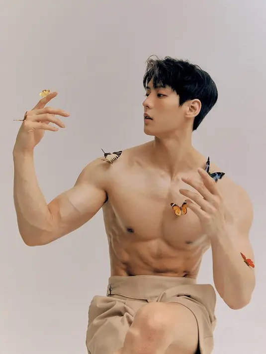 Minhyuk tampil shirtless saat pemotretan, memamerkan bentuk tubuh yang ideal. Pemilik nama asli Lee Min-hyuk ini merupakan rapper utama di BTOB. (Instagram/@hutazone)
