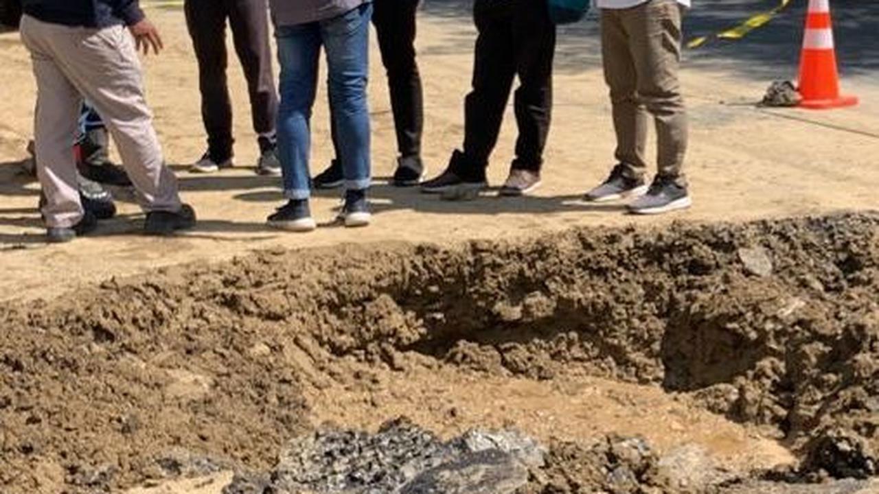 Jalan di Surabaya Ini Tiba-tiba Melembung dan Meletus