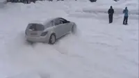 Tak Lazim, Drifting di Atas Salju Pakai Mobil Keluarga