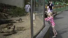 Sejumlah orang mengunjungi Kebun Binatang Taronga di tengah pandemi COVID-19, Sydney, Australia, 3 September 2020. Beberapa kebun binatang dan taman margasatwa di Sydney sudah kembali dibuka untuk umum. (Xinhua/Hu Jingchen)