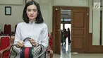 Istri presenter sekaligus aktor Ibnu Jamil, Ade Maya menghadiri sidang perdana perceraian mereka di Pengadilan Agama Jakarta Selatan, Kamis (14/9). Sidang perdana beragenda mediasi tidak dihadiri Ibnu jamil selaku pemohon. (Liputan6.com/Herman Zakharia)
