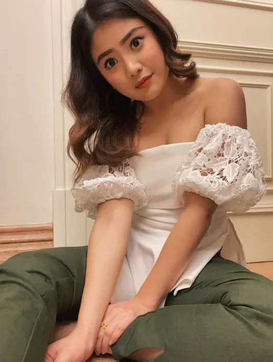Tampil feminin dengan blouse off-the-shoulder yang memiliki lengan balon embroidery (Foto: Instagram @valenciatanoe)
