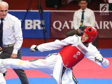 Taekwondo Indonesia, Ibrahim Zarman bertarung melawan taekwondo Pakistan, Haroon Khan di kelas putra under 63 kg di lapangan Taekwondo JCC, Senayan, Rabu (22/8). Ibrahim Zarman unggul dengan skor 25 -21 pada babak penyisihan. (Liputan6.com/Fery Pradolo)