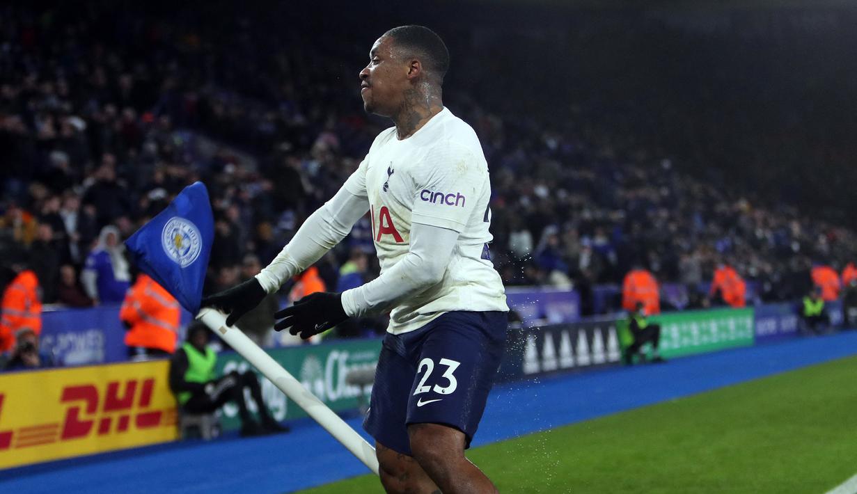 Steven Bergwijn. Sayap kiri Belanda berusia 24 tahun yang telah 2,5 musim berseragam Tottenham Hotspur ini di awal kariernya menimba ilmu di Akademi PSV Eindhoven usai didatangkan dari tim remaja Ajax pada awal musim 2011/2012. Mulai musim 2011/2012 hingga akhir musim 2014/2015 ia tergabung bersama PSV Youth, PSV U-17, PSV U-19 hingga PSV U-21. Ia dipromosikan tim senior PSV pada awal musim 2015/2016 dan bertahan hingga pertengahan musim 2019/2020 hingga akhirnya dilepas ke Tottenham Hotspur pada pertengahan musim 2019/2020. Bersama Spurs ia telah tampil dalam 83 laga di semua ajang dengan torehan 8 gol dan 10 assist. Kini ia dirumorkan akan dilepas menuju Ajax Amsterdam di awal musim 2022/2023. (AFP/Geoff Caddick)