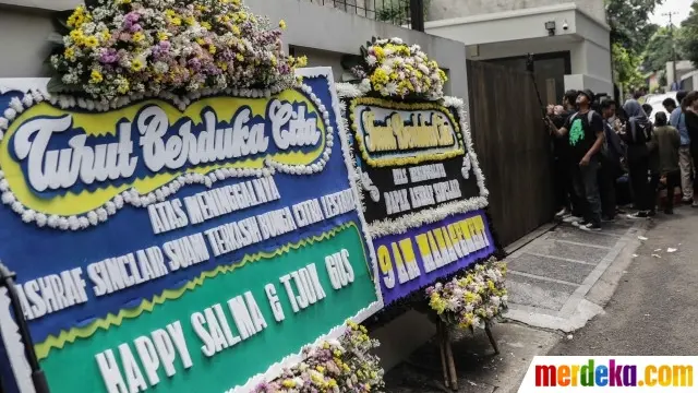 7 Potret Rumah Duka Ashraf Sinclair, Teman Artis Berdatangan dan Banyak Karangan Bunga