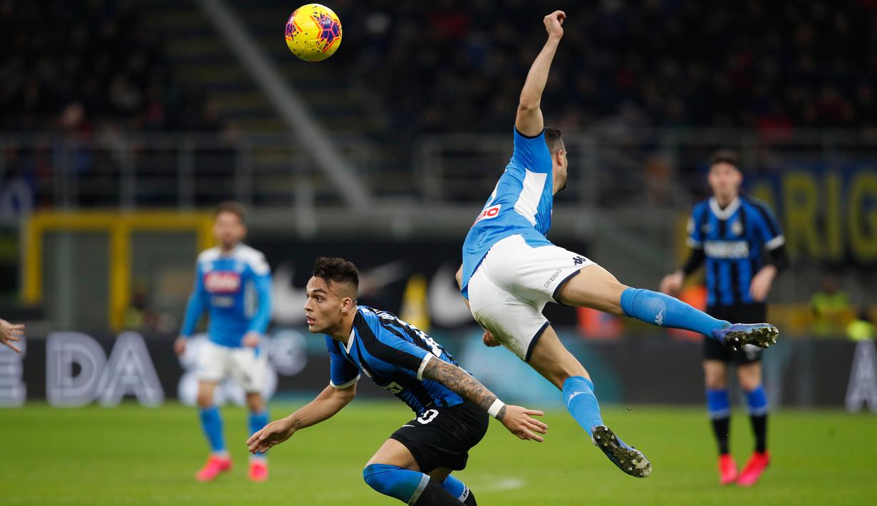 Striker Inter Milan, Lautaro Martinez (kiri) berebut bola dengan pemain Napoli, Nikola Maksimovic saat leg pertama semifinal Coppa Italia di Stadion Giuseppe Meazza, Rabu (12/2/2020). Inter Milan  menyerah dari tamu, Napoli, dengan skor 0-1 akibat gol tunggal Fabian Ruiz. (AP/Antonio Calanni)