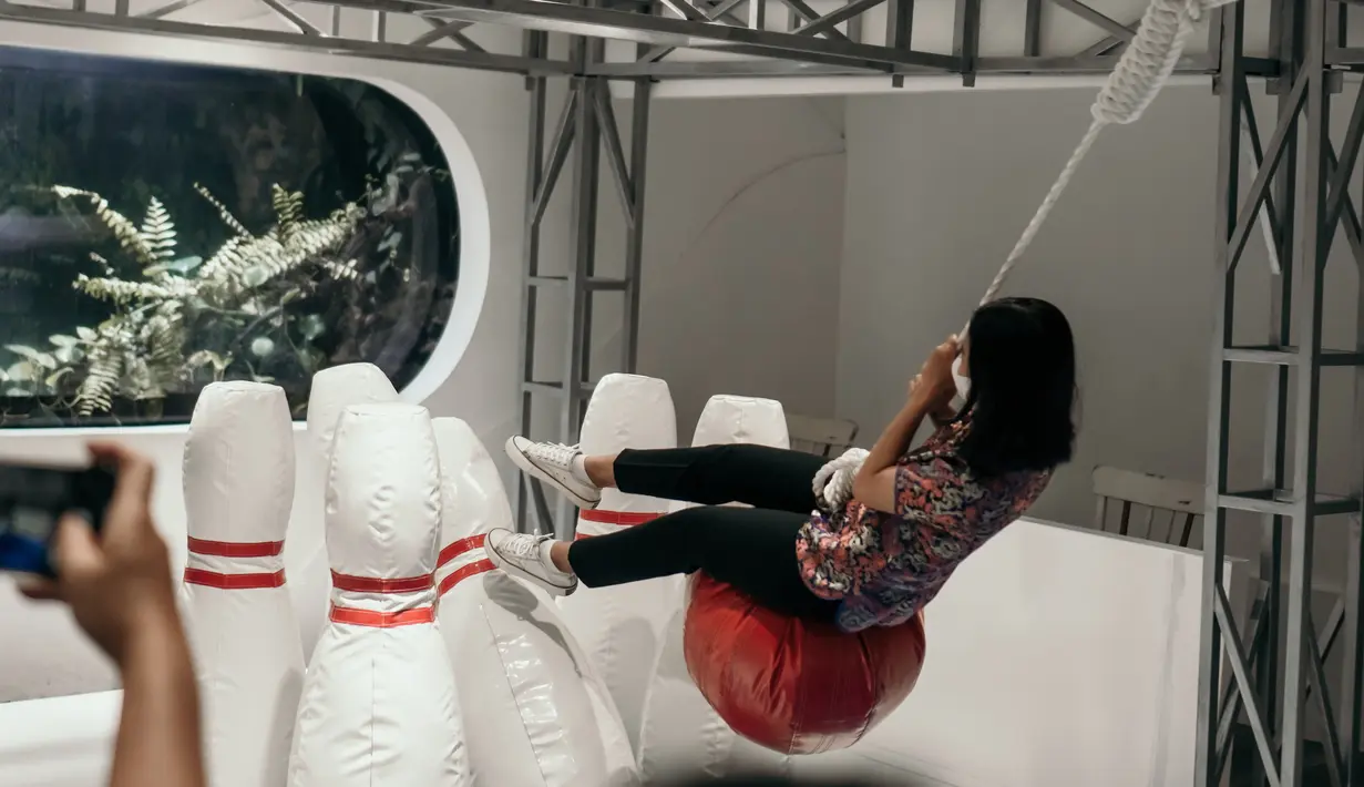 Juga dibuka wahana Wrecking Ball yang mulai dibuka pada 26 Januari-28 Februari 2022 untuk menambah kemeriahan Tahun Baru Imlek. Kamu bisa naik di atas bola raksasa menghantam pin-pin raksasa