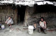 Meratapi hidup nenek renta rawat anak gangguan jiwa di gubuk reot