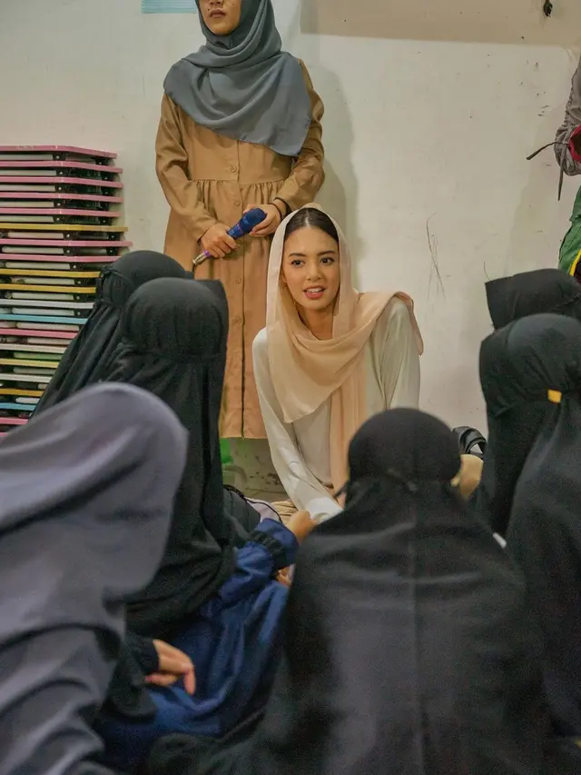 Aurelie Moeremans Kunjungi Pesantren