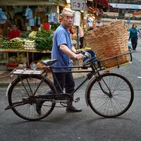 Pengantar di Jalan Bowrington, Hong Kong. (Rogan Coles/Bored Panda)