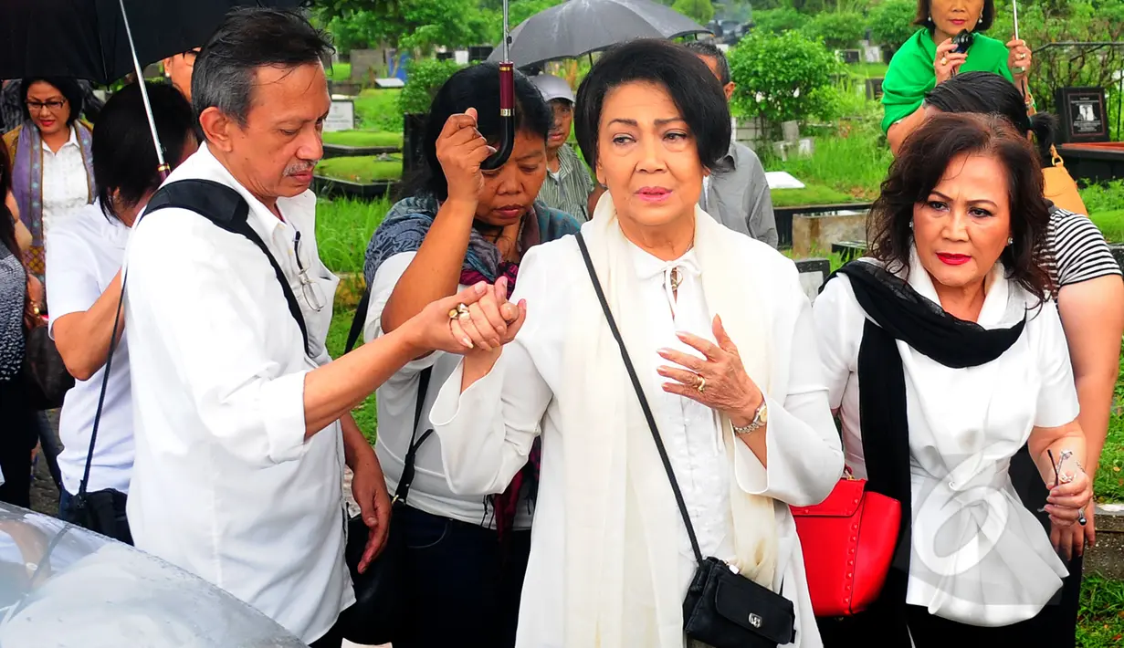 Rima Melati saat tiba di TPU Tanah Kusir untuk melihat pemakaman suaminya Frans Tumbuan, Kebayoran Lama, Jakarta, Rabu (25/3/2015). (Liputan6.com/Yoppy Renato)
