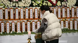 Masa berkabung nasional terkait insiden kecelakaan tragis yang menewaskan ratusan pesawat penumpang Jeju Air di Bandara Internasional Muan, Provinsi Jeolla Selatan, Korea Selatan. (JUNG YEON-JE/AFP)