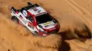 Pembalap Toyota Gazoo Racing Frenando Alonso dan Marc Coma bersaing pada stage kelima Reli Dakar 2020 antara Al Ula dan Hail di Arab Saudi, Kamis (9/1/2020). Alonso mencetak sejarah sebagai juara dunia Formula 1 (F1) pertama yang berlaga di ajang Reli Dakar. (AP Photo/Bernat Armangue)