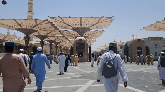 Ribuan jemaah haji menuju Masjid Nabawi, Madinah, Arab Saudi, untuk menjalankan sholat Jumat perdana pada Jumat (26/5/2023)