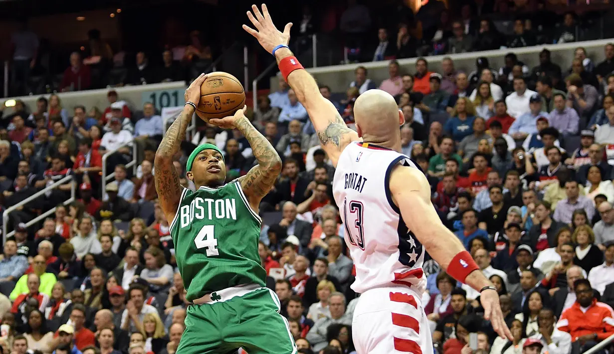 Pebasket Washington Wizards, Marcin Gortat, berusaha menghalau Pebasket Boston Celtics, Isaiah Thomas, pada Gim 3 semifinal Wilayah Timur di Verizon Center, Washington, Kamis (4/5/2017). Washington Wizard menang 116-89. (AFP/Greg Fiume)