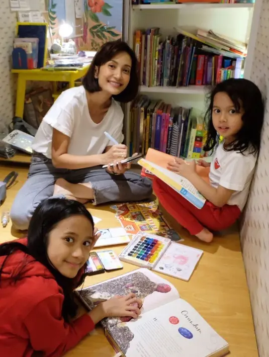 “Saya dan Mas Baim sepakat, mereka harus punya waktu seimbang untuk main dan belajar. Dari pagi sampai sampai siang berhadapan dengan screen. Biasanya, kami biarkan main di waktu istirahat dan pulang sekolah,” ungkap Artika Sari Devi. (Instagram/artikasaridevi)