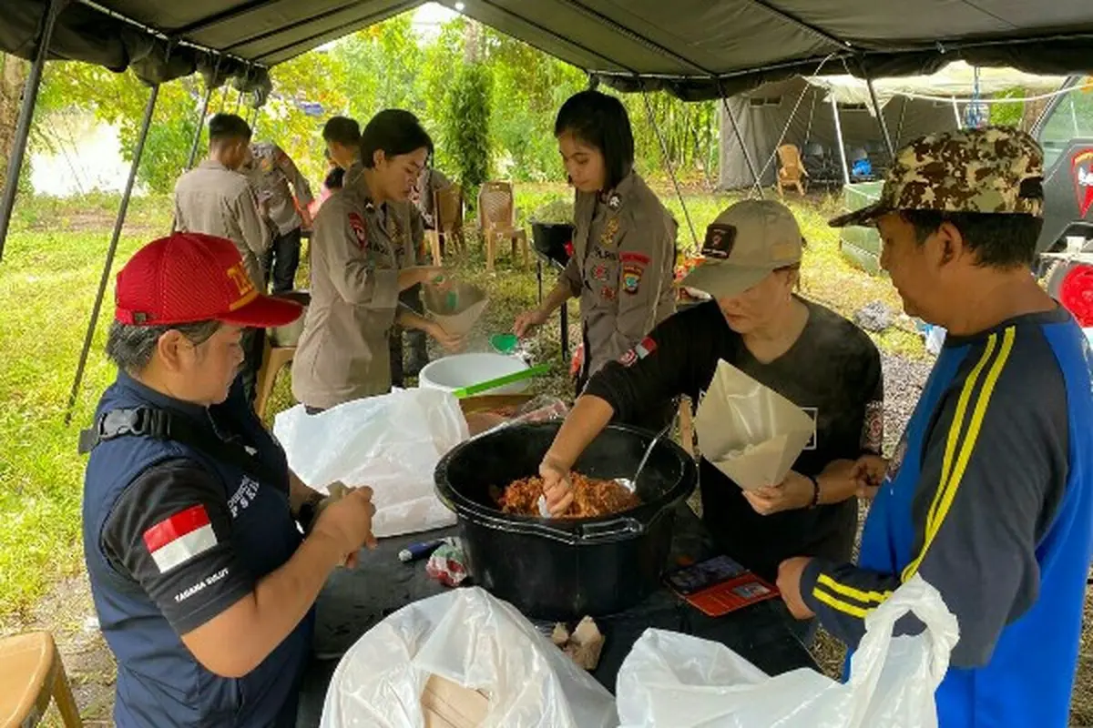 Dapur lapangan yang didirikan Brimob Polda Sulut untuk membantu warga yang terdampak banjir di Kota Manado.