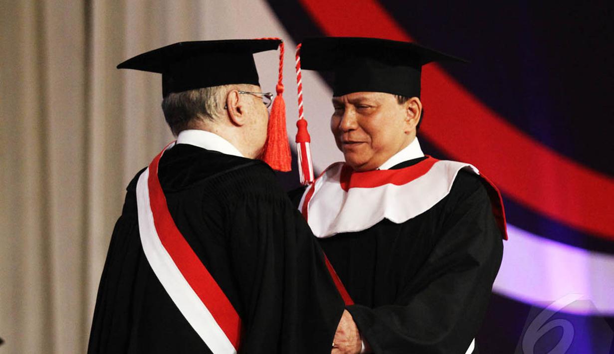 Prof. Dr. Priyatna Abdurrasyid memberikan selamat usai menyematkan selempang Guru Besar bidang intelijen kepada Jenderal TNI (Purn) Hendropriyono di Balai Sudirman, Jakarta, Rabu (7/5/2014)(Liputan6.com/Faizal Fanani).