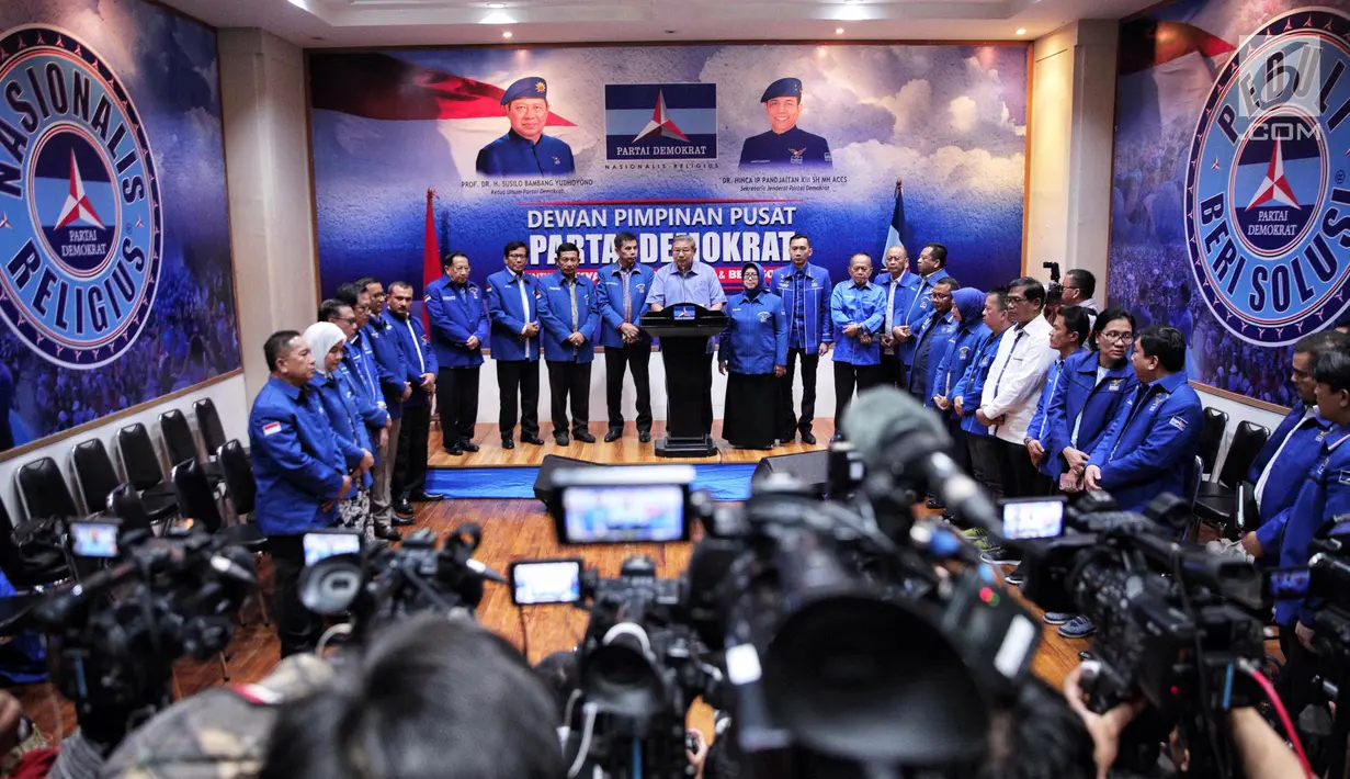Suasana saat Ketua Umum Partai Demokrat Susilo Bambang Yudhoyono menyampaikan keterangan di DPP Demokrat, Jakarta, Senin (30/10). (Liputan6.com/Faizal Fanani)