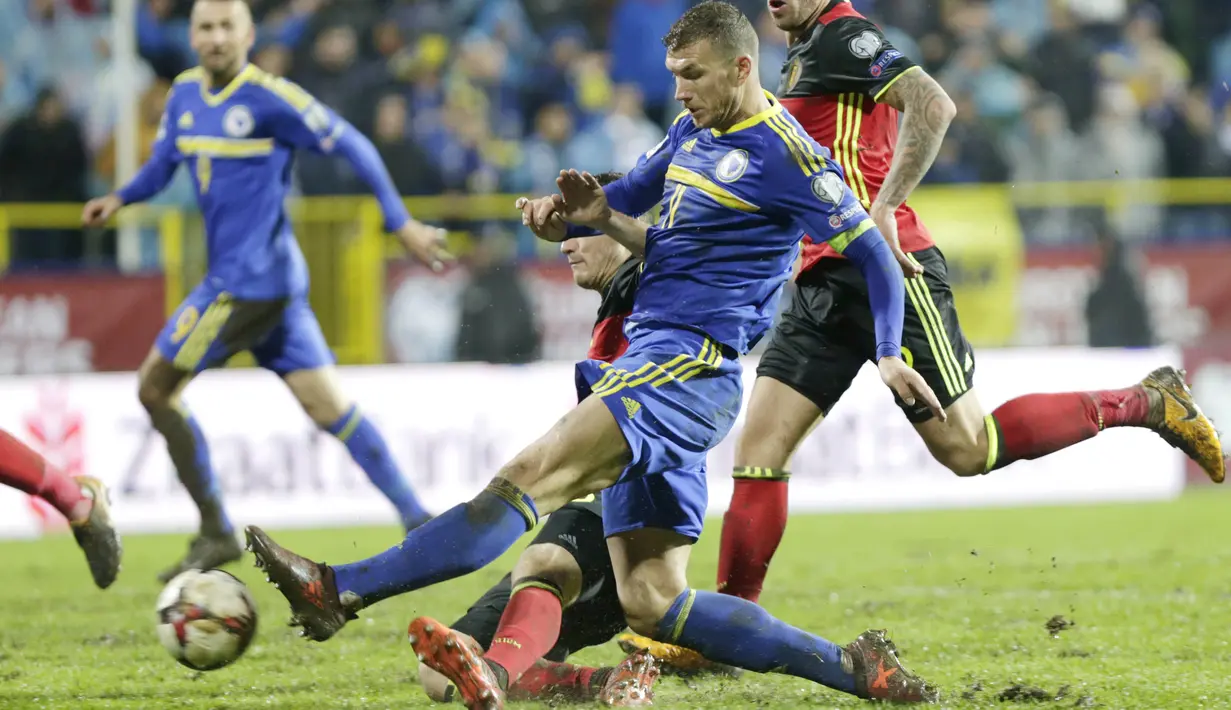 Pemain Bosnia, Edin Dzeko melakukan tembakan saat diadang pemain Belgia Thomas Vermaelen pada kualifikasi Piala Dunia 2018 grup H di Grbavica stadium, Sarajevo, Bosnia, (7/10/2017). Belgia menang 4-3. (AP/Amel Emric)