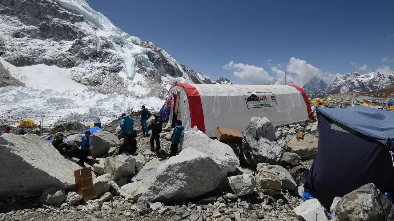 Mengecek Kesehatan Pendaki di Klinik Tenda Everest Base Camp