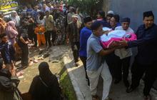 FOTO: Tangis Histeris Keluarga Pecah saat Jenazah Siswa SMK Lingga Kencana Korban Kecelakaan Bus Maut di Ciater Tiba di Rumah Duka