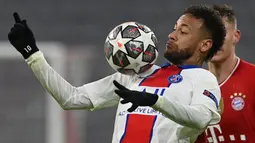 Penyerang Paris Saint-Germain (PSG), Neymar, mengontrol bola saat melawan Bayern Munchen pada laga Liga Champions di Allianz Arena, Kamis (8/4/2021). PSG menang dengan skor 3-2. (AFP/Christof Stache)