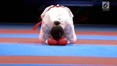 Atlet timnas karateka putri Indonesia, Srunita Sari sujud syukur usai mengalahkan karateka asal Thailand, Paweena Raksachart dengan skor 6-0 dalam nomor kumite bawah 50 kg putri Sea Games 2017, Kuala Lumpur, Malaysia, (22/8). (Liputan6.com/Faizal Fanani)