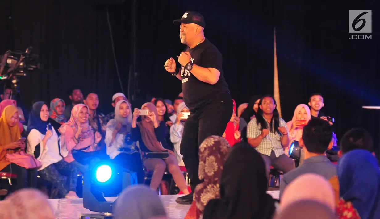 Pemain Warkop DKI Reborn: Jangkrik Boss Part 2, Indro warkop beraksi di atas panggung selama acara Emtek Goes to Campus 2017 di Universitas Airlangga, Surabaya, Jatim, Rabu (13/9). (Liputan6.com/Helmi Afandi)