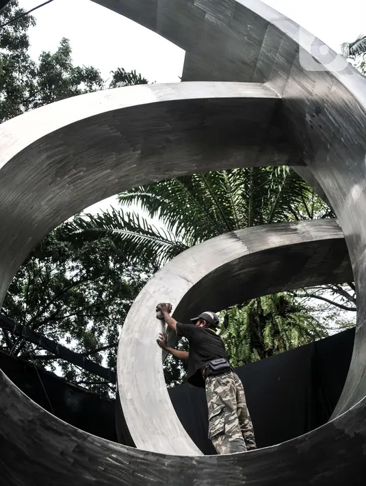 Pekerja membersihkan Monumen Tritura 66 atau juga dikenal dengan Tugu 66 yang akan segera diresmikan di Taman Menteng, Jakarta Pusat, Rabu (21/9/2022). Pemerintah Provinsi DKI Jakarta merelokasi monumen tersebut dari Jalan HR Rasuna Said karena terkena proyek LRT Jabodebek sekaligus memperingati 56 tahun Peristiwa Tritura. (merdeka.com/Iqbal S. Nugroho)