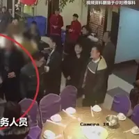 Pelanggan memukul dan melemparkan mangkuk ke pelayan karena makanan pesanannya tak kunjung tiba. (Sumber Foto: Youtube)