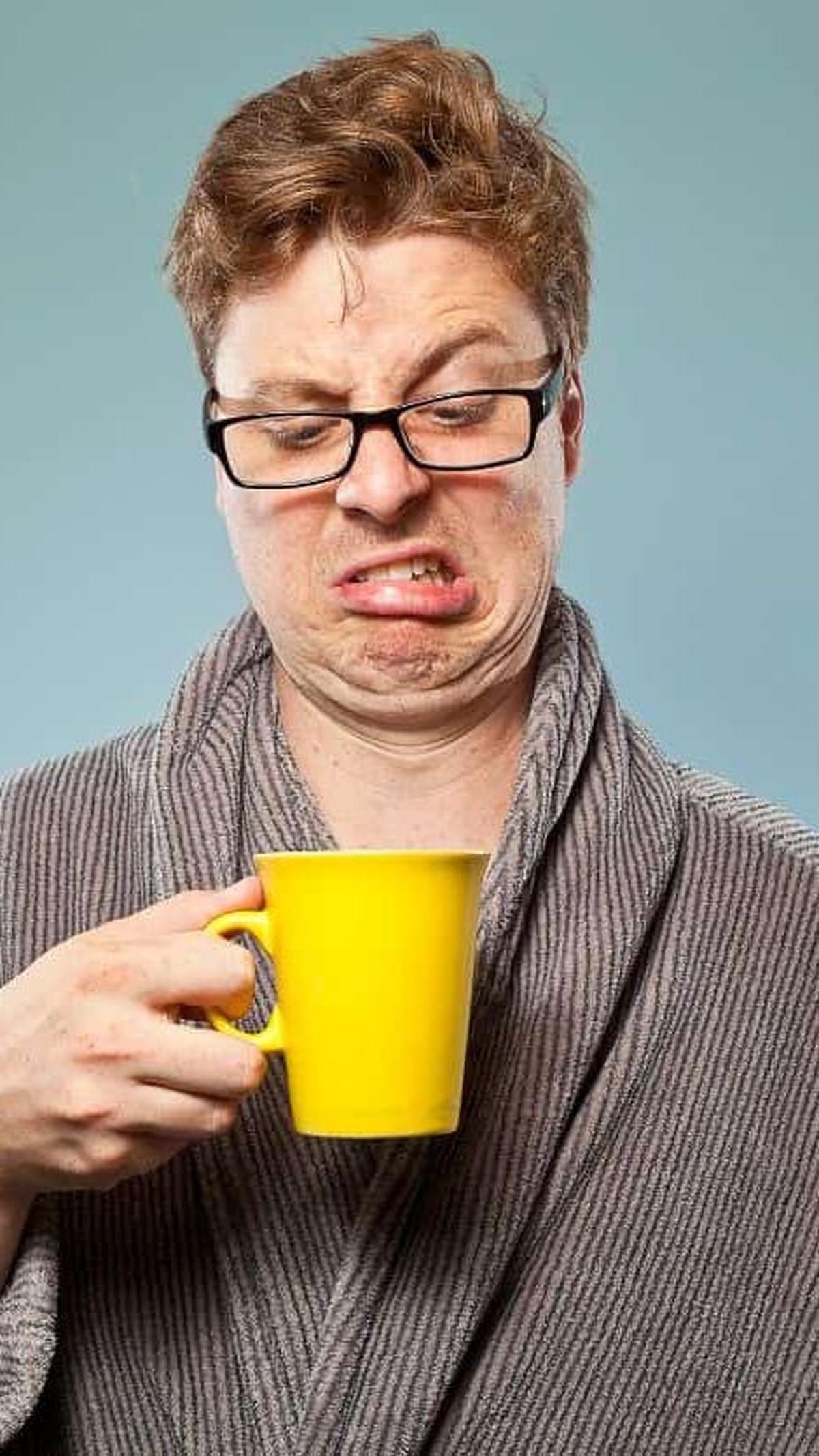20. "Bawa peti ke tengah kota,<br>Jatuh di kali berair amis.<br>Setiap kulihat senyum adinda,<br>Kopi pahit terasa manis."<br>