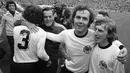 Franz Beckenbauer (kedua kanan) merupakan salah satu pemain sepak bola terhebat yang pernah ada. Ia memulai karier sebagai pemain yang berposisi sebagai gelandang. Namun, pada akhir tahun 60-an, Beckenbeauer mulai turun bermain sebagai bek tengah. (AP Photo/File)