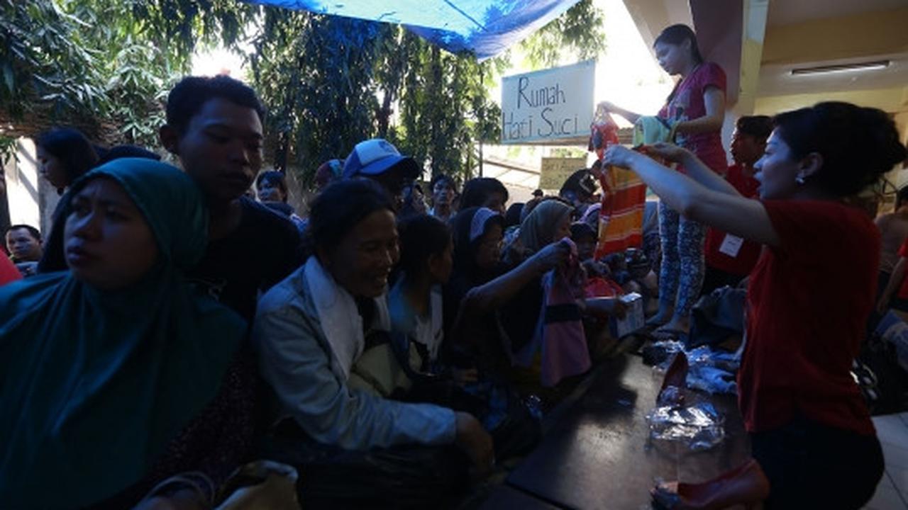 Antusiasme warga borong sembako di pasar murah Yayasan Hati Suci