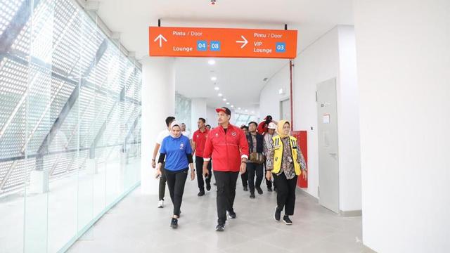 Menteri Pemuda dan Olahraga (Menpora) RI, Dito Ariotedjo, mengelilingi Indoor Multifunction Stadium (IMS) di Komplek Gelora Bung Karno, Jakarta Pusat, pada Rabu (7/6/2023).