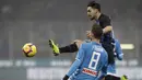 Gelandang Inter Milan, Matteo Politano, berebut bola dengan pemain Napoli, Fabian Ruiz, pada laga Serie A di Stadion San Siro, Rabu (26/12). Inter Milan menang 1-0 atas Napoli. (AP/Luca Bruno)