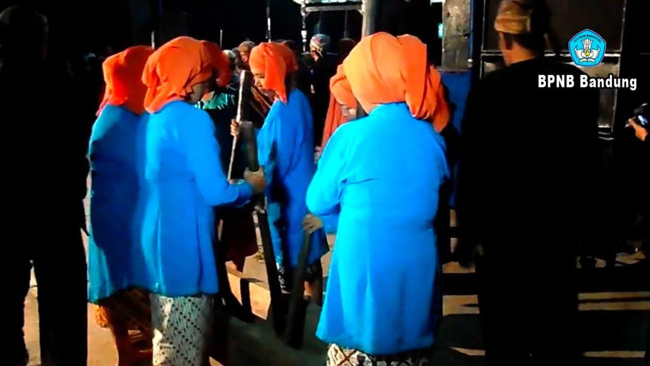 Menghibur Warga yang Ditinggal Wafat Anggota Keluarga