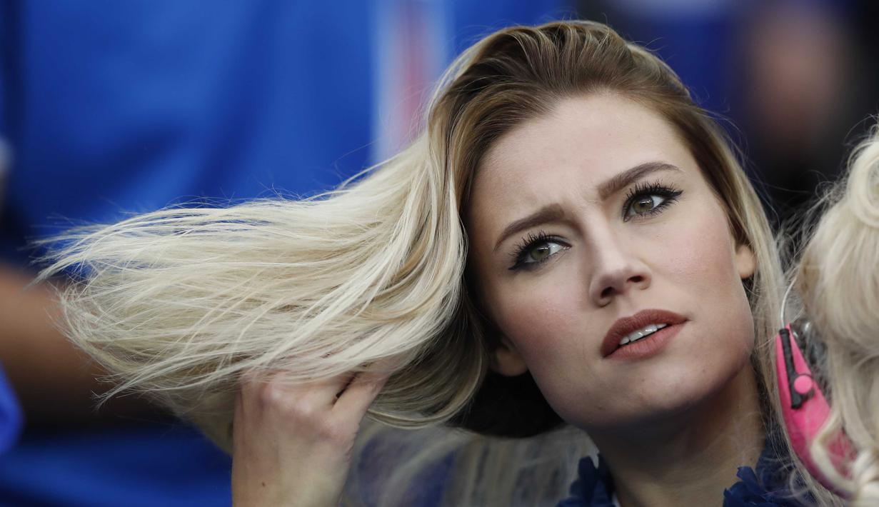 Fans cantik Islandia hadir memberikan semangat kepada timnya saat melawan Prancis pada babak perempat final Piala Eropa 2016 di Stade de France, Saint-Denis, Prancis, (3/7/2016). (REUTERS/Carl Recine)