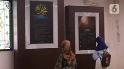 Pengunjung melihat sejumlah informasi tentang dunia Islam yang ada di galeri Islam masjid Al-Azhom, Tangerang, Banten, Jumat (22/4/2022). Banyak warga mengisi waktu senggang mengunjungi galeri tersebut untuk memperkaya wawasan tentang sejarah Islam saat Ramadhan. (Liputan6.com/Angga Yuniar)