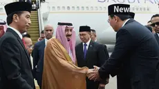 Gubernur DKI Jakarta Basuki Tjahaja Purnama alias Ahok ikut menyambut kedatangan Raja Salman bin Abdulaziz al Saud di Bandara Halim Perdana Kusuma. Ahok mengungkapkan rasa senangnya bisa bersalaman dengan Raja Arab Saudi tersebut.