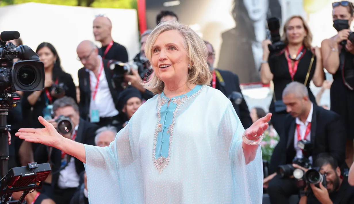 Hillary Clinton berpose untuk fotografer setibanya pada pemutaran perdana film 'White Noise' dan upacara pembukaan Venice Film Festival ke-79 di Venesia, Italia, 31 Agustus 2022. Peremuan berusia 74 tahun ini memilih pakaian yang sesuai dengan suasana akhir musim panas dari acara tersebut. (Photo by Joel C Ryan/Invision/AP)