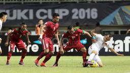 Pemain Timnas Indonesia berebut bola dengan pemain Vietnam dalam laga leg pertama semifinal Piala AFF 2016 di Stadion Pakansari, Bogor, Sabtu (3/12/2016). (Bola.com/Nicklas Hanoatubun)