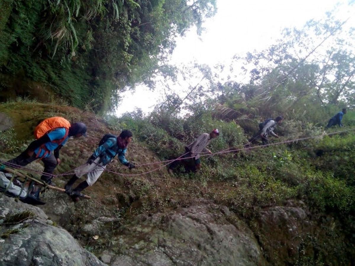 Evakuasi dramatis pendaki yang tersesat di Gunung Semeru