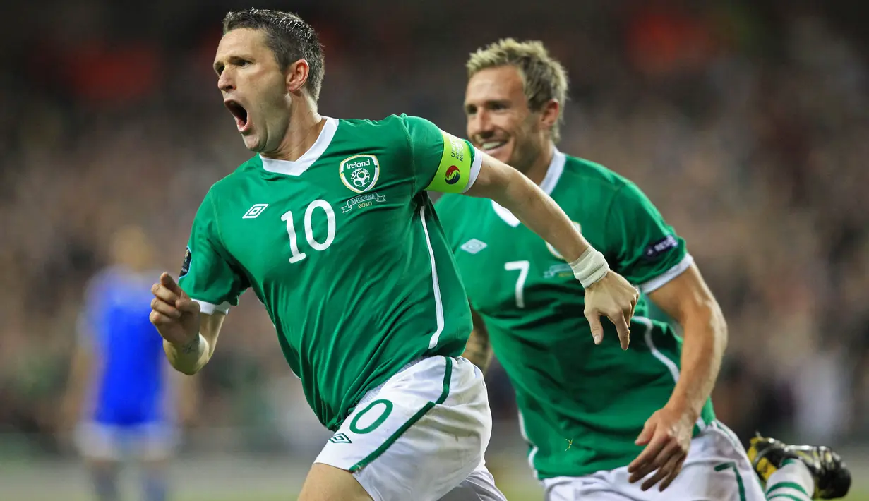 Selebrasi striker Republik Irlandia, Robbie Keane setelah mencetak gol ke gawang Andorra pada laga Grup B Kualifikasi Piala Eropa 2012 di Aviva Stadium, Dublin, Irlandia (7/9/2010). Robbie Keane yang telah pensiun sejak November 2018 total mengoleksi 23 gol dan 5 assist dari 44 laga saat membela Timnas Irlandia pada babak kualifikasi Piala Eropa dan bermain dalam dua edisi putaran final Piala Eropa pada 2012 dan 2016. (AFP/Peter Muhly)