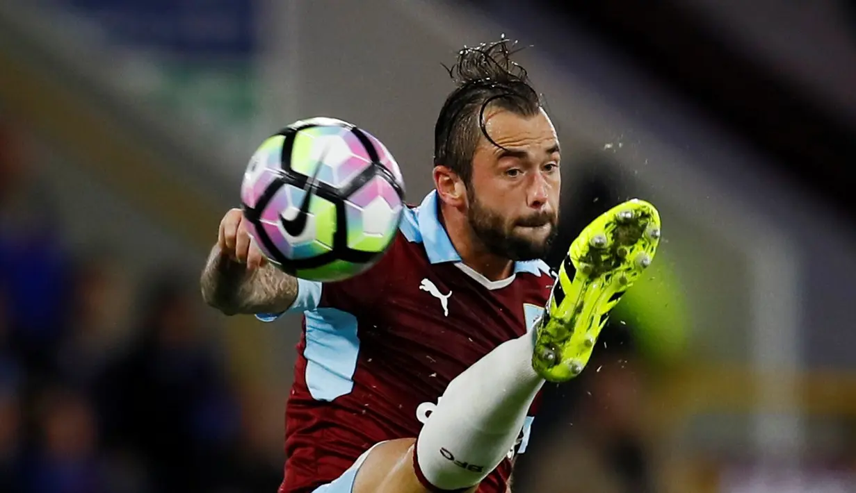 2. Steven Defour. Playmaker andalan Burnley ini sudah mengoleksi 3 assist sampai pekan ke-7. (Action Images via Reuters/Jason Cairnduff)