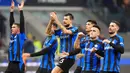 Para pemain Inter Milan merayakan setelah mengalahkan Verona pada pertandingan sepak bola Liga Italia di Stadion San Siro, Milan, Italia, 14 Januari 2023. Inter Milan mengalahkan Verona dengan skor 1-0. (AP Photo/Luca Bruno)