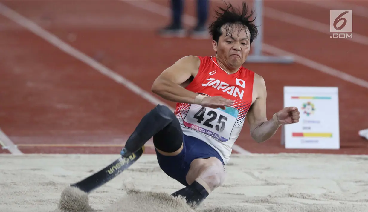 Atlet para atletik asal Jepang, Daisuke Fujishima saat mendarat pada lomba lompat jauh T44, T62/T64 putra Asian Para Games 2018 di Stadion Utama Gelora Bung Karno, Jakarta, Jumat (12/10). (Liputan6.com/Helmi Fithriansyah)