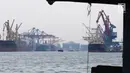 Suasana bongkar muat di Pelabuhan Indonesia II, Tanjung Priok, Jakarta, Kamis (24/1). Pemerintah memprediksi pertumbuhan impor tahun ini tidak akan seagresif tahun lalu. (Liputan6.com/Angga Yuniar)
